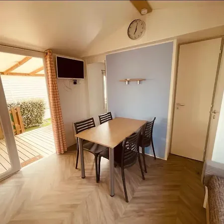 Accueillant Pres De Avec Piscine Сasa de vacaciones *